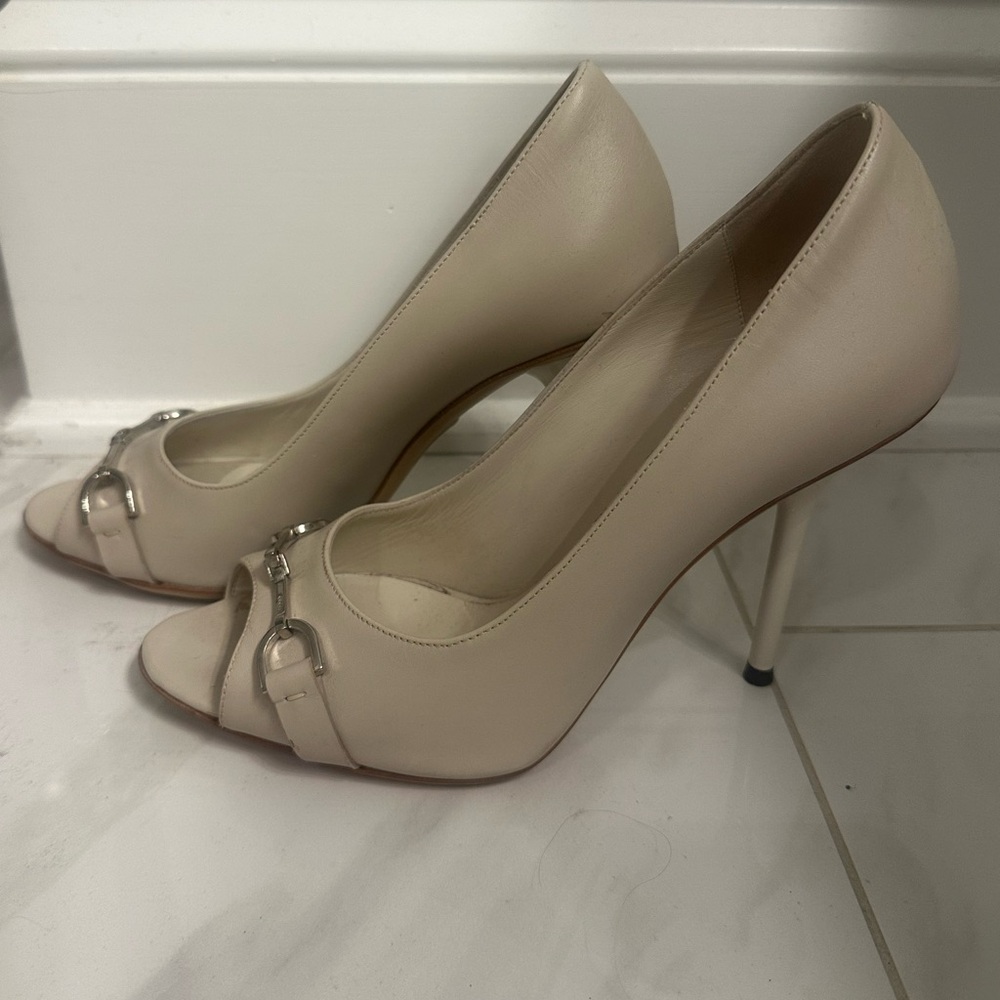 Gucci Women's Beige Peep-Toe Heels - Picture 4 of 6